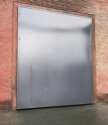 Высокие стальные ворота