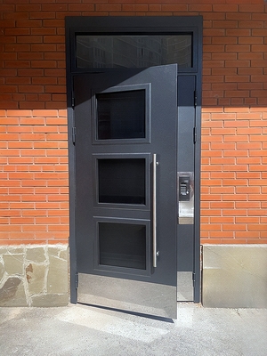 Дверь в МКД с остеклением и отбойником Дверь в МКД с остеклением и отбойником