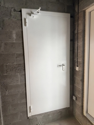 Дверь с доводчиком Дверь с доводчиком