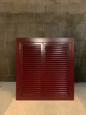 Красные жалюзийные ставни